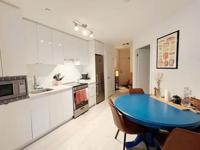 2 bed 1 bath Liberty Village unfurnished unit available Oct 1