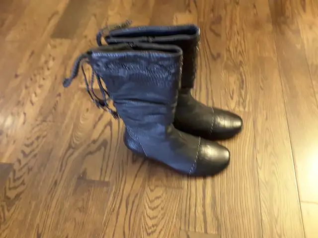 Brand New Women leather winter boots Size 9