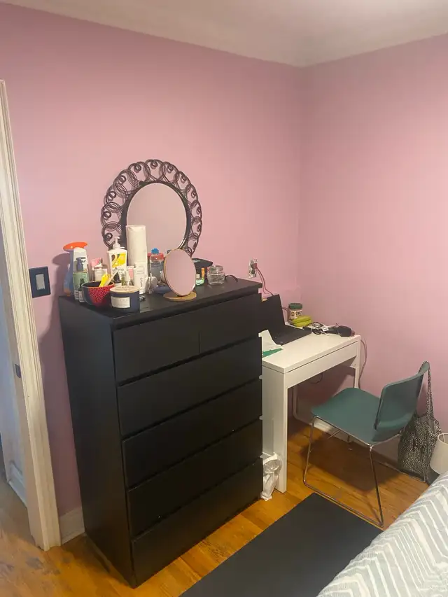 Oct 1: Female Roommate wanted: Davenport & Dufferin