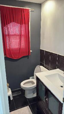 Oct 1: Female Roommate wanted: Davenport & Dufferin - Photo 7