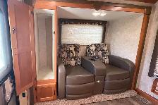 2015 Adventurer Eagle Cap M1165 – Pre-Owned Triple Slide Camper. - Photo 16