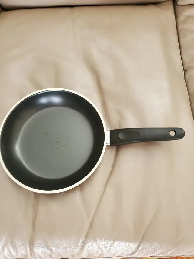 BELLE POÈLE EN TEFLON DE 8'DIAMÈTRE QUI A SERVIE UNE FOIS: $5.00