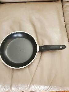 BELLE POÈLE EN TEFLON DE 8'DIAMÈTRE QUI A SERVIE UNE FOIS: $5.00 - Photo 2