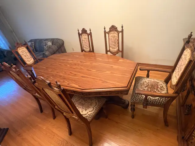 Free delivery used Vintage Octagonal Dining Set