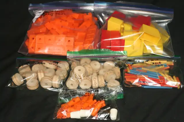 1960'S TINKERTOY TOY MAKER SET 196 PIECES