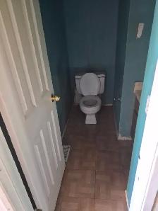 Falconridge 2 storey3 bedrooms 1.5 baths finished $1600 - Photo 5