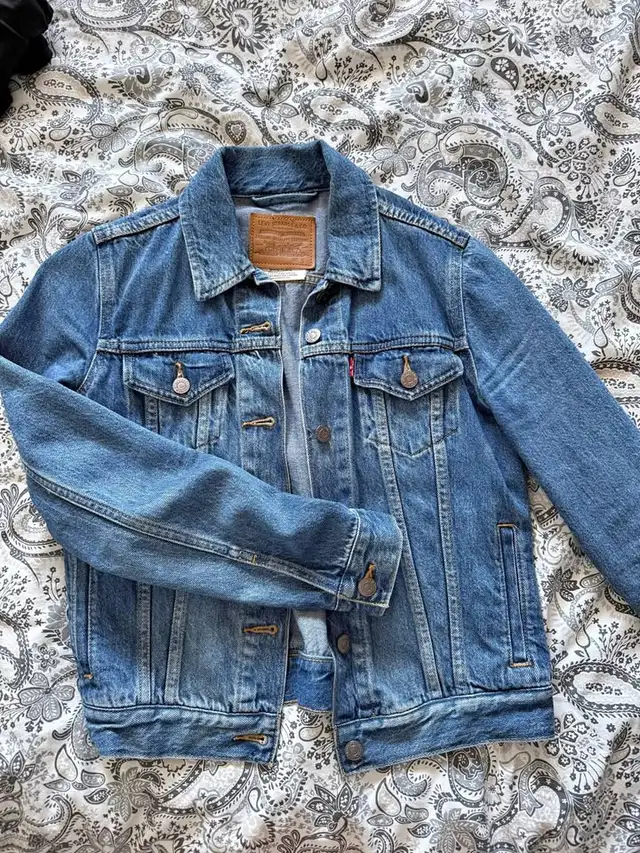 WANT TO BUY:  LEVIS JEAN JACKET