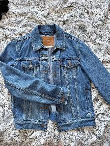 WANT TO BUY:  LEVIS JEAN JACKET