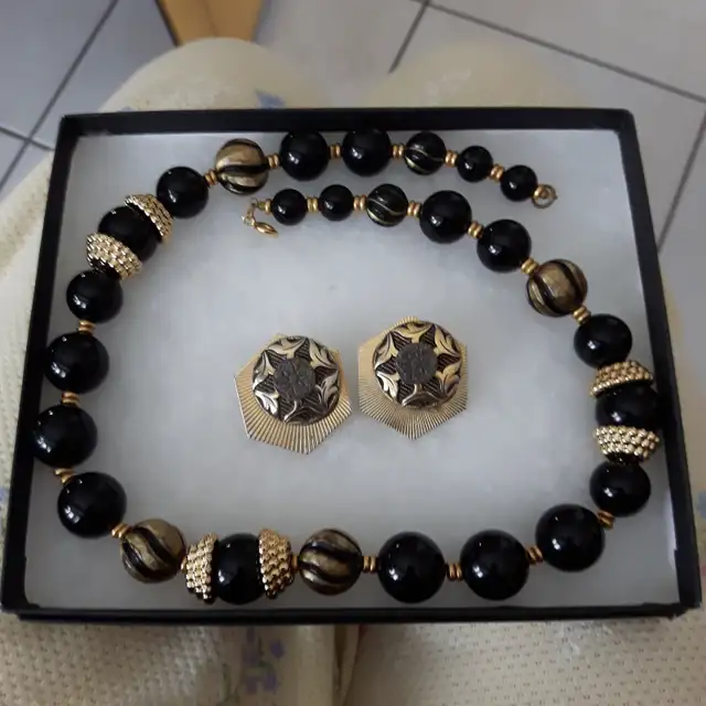 SETNEUF BIJOUX NOIR OR BOUCLES D'OREILLES 18'LON COLLIERS $15.00