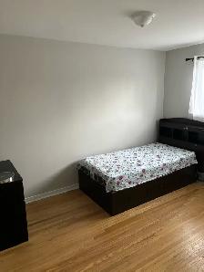 Available 1 bedroom for rent on upper floor of house for 1 girl - Photo 2
