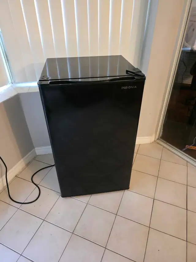 INSIGNIA MINI FRIDGE