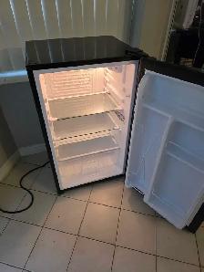 INSIGNIA MINI FRIDGE - Photo 2