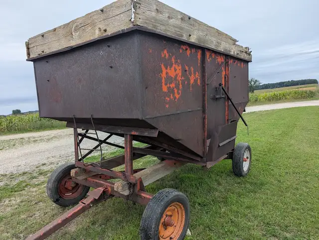 Gravity Wagon with Allis Chalmers Undercarriage