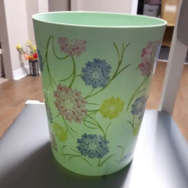 BEAU GRAND POT DÉCO PLASTIQUE SOLIDE 10'HAU VERT À FLEURS: $5.00