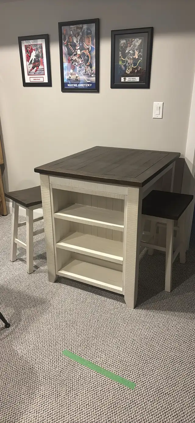Pub table/ stools