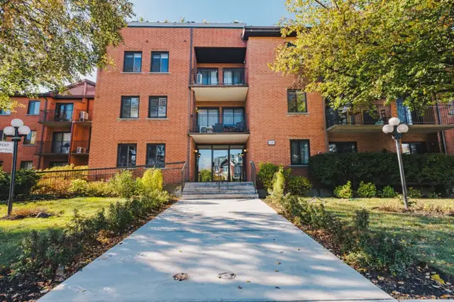 CONDO 3-1/2   GARAGE - 100% RÉNOVÉ  DERNIÈRE ÉTAGE À LONGUEUIL
