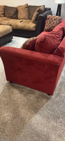 red couch - Photo 3