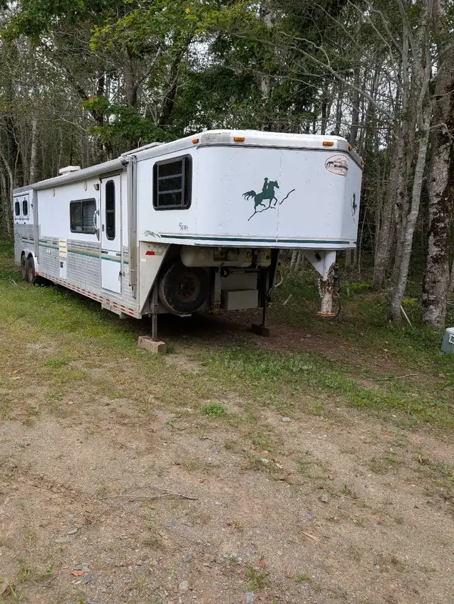 Sundowner Horse Trailer
