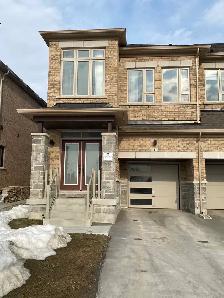 Richmond Hill Primary Bedroom in a Townhouse For Rent