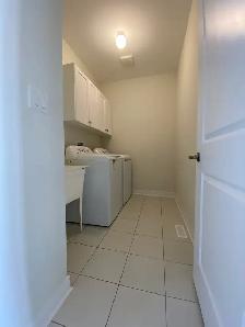 Richmond Hill Primary Bedroom in a Townhouse For Rent - Photo 9