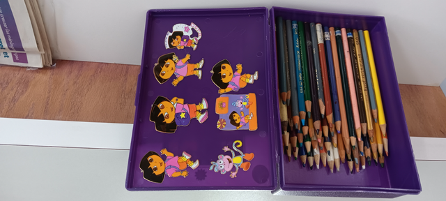 60 CRAYONS PRISMACOLOR DANS BOITE CADEAU  POUR DESSINER: $10.00