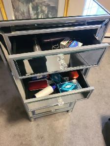Mirror dresser with drawers - Photo 2