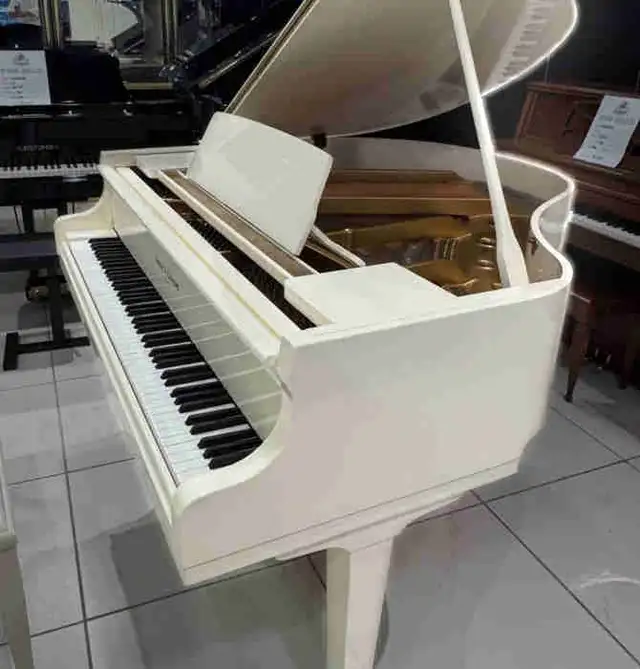 Kohlet & Campbell petite Grand Piano