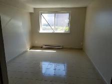 $2400 – Renovated 3-bedroom apartment for Rent - Photo 6