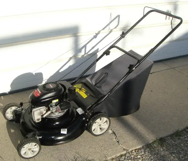 YARD MACHINES REAR BAG GAS LAWNMOWER