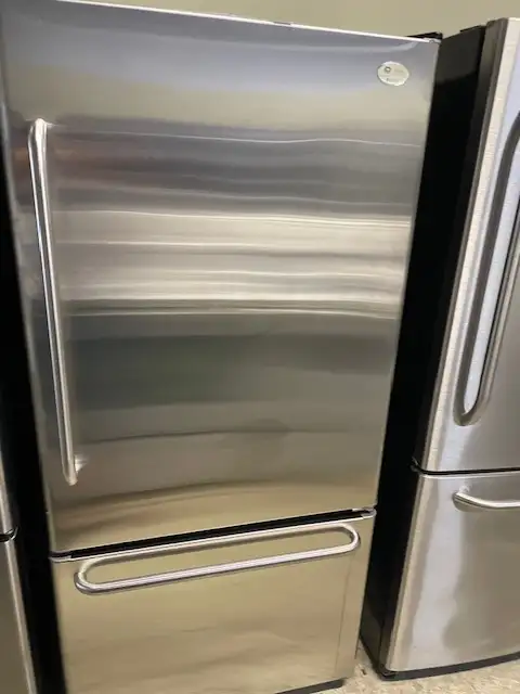 Réfrigérateur stainless 30'' congélateur au bas GE Profile