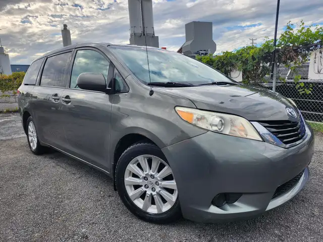 2011 Toyota Sienna AWD 7 PASSAGER GARANTIE 1 ANS