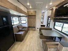 2025 Arcadia 242SLMD COUPLES UNIT, LUXURIOUS, CLEARANCE SALE - Photo 25
