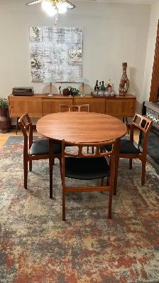 Mid century. TEAK TECK. Ensemble salle à manger. Table ovale / 4
