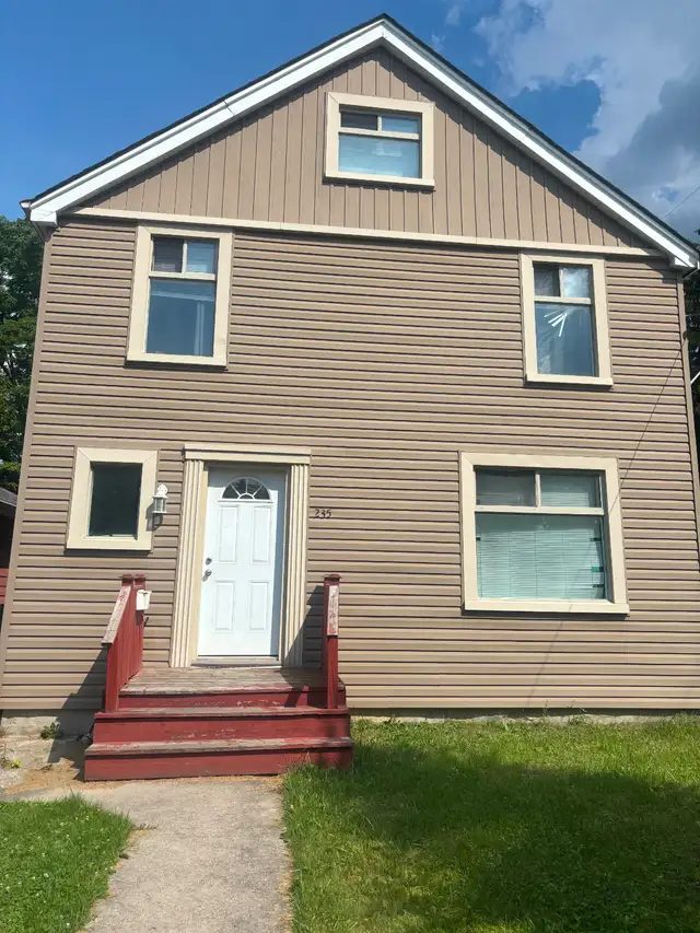McMaster Students house-One bedroom for Rent (Female Student )