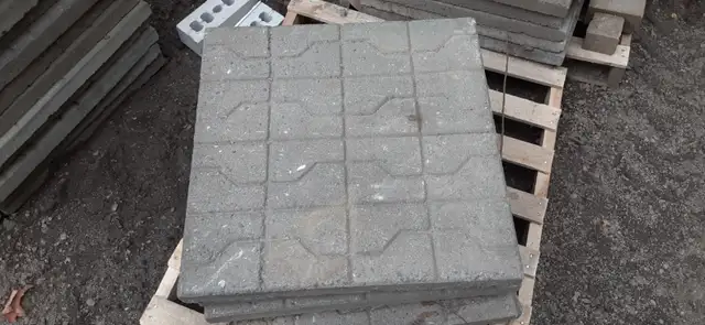 Dalles de patio en béton 2'x2' / Concrete patio slabs 2'x2'