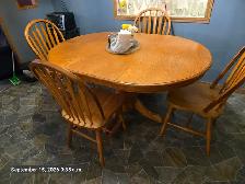 solid oak table and 4 chairs - Photo 2