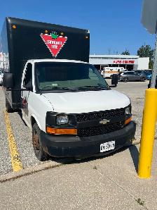 2012 Chevrolet 3500 cube van - Photo 2
