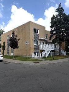 LOGEMENT 5 ½ AVEC GRANDE TERRASSE   STATIONNEMENT   CABANON