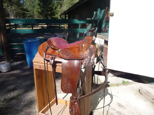 Roping saddle