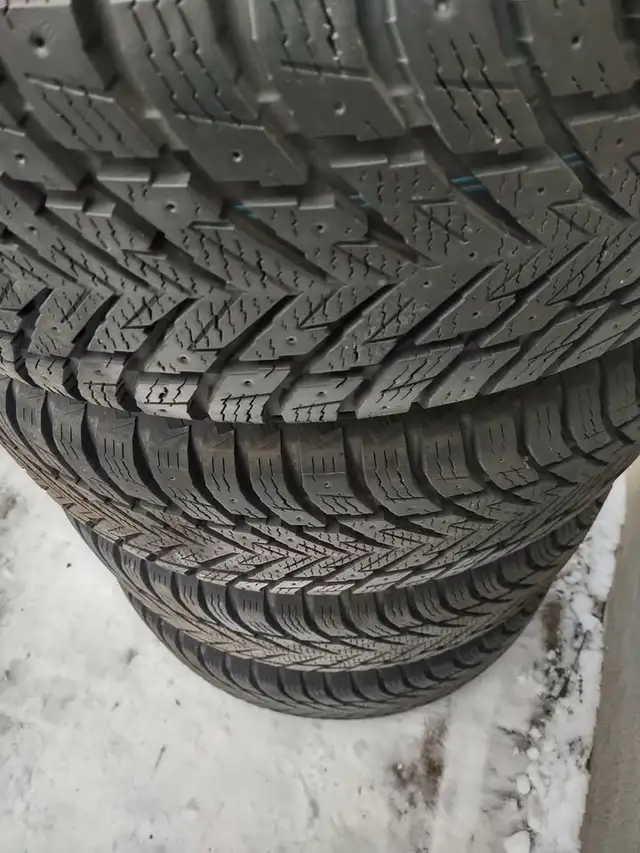 4 pneus hiver Nokian Hakkapeliitta10 255-60R18 comme neufs