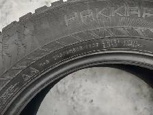 4 pneus hiver Nokian Hakkapeliitta10 255-60R18 comme neufs - Photo 5