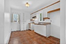 Beautiful Renovated 3 ½ near Metro Angrignon – Available - Photo 7