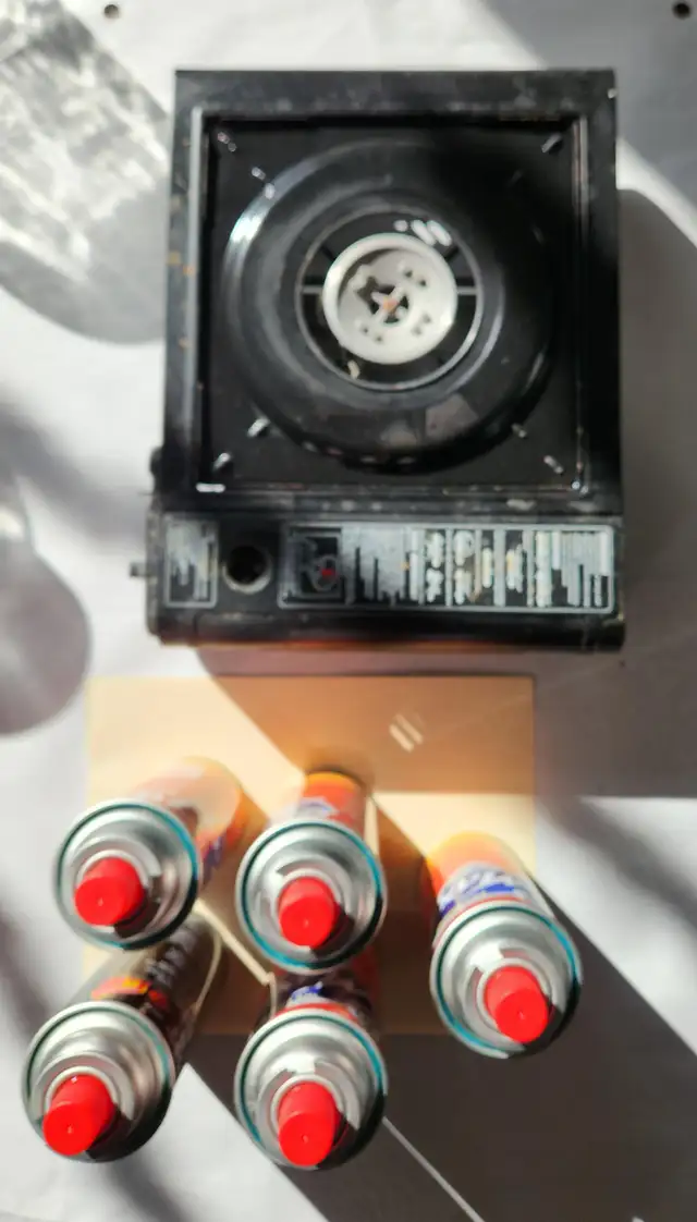Gas stove and gas canister