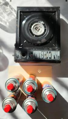 Gas stove and gas canister