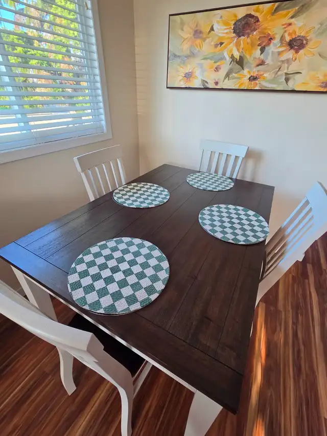 Dining Table/4 chairs