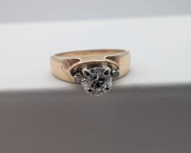 (B7711) 14K Yellow Gold Diamond Solitaire Engagement Ring Siz...
