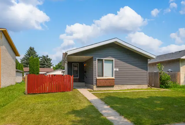 Cute n Cozy 2bdrm Bungalow ft. 24x24 Dbl Det Garage!
