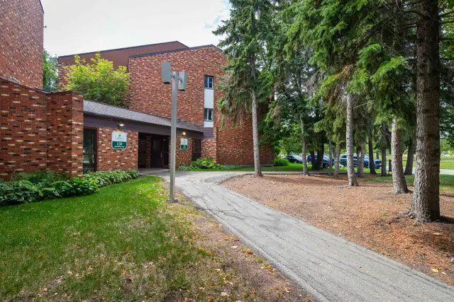 Immaculate 832sqft 2bdrm condo w/ scenic park views & more!