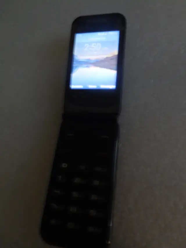 FLIP Cell Phone, Ideal for Most Seniors, Like NEW