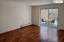 LARGE 1 Bedroom/Bal. Clean Quiet FREE PARKING $1479.   Elec. - Photo 3